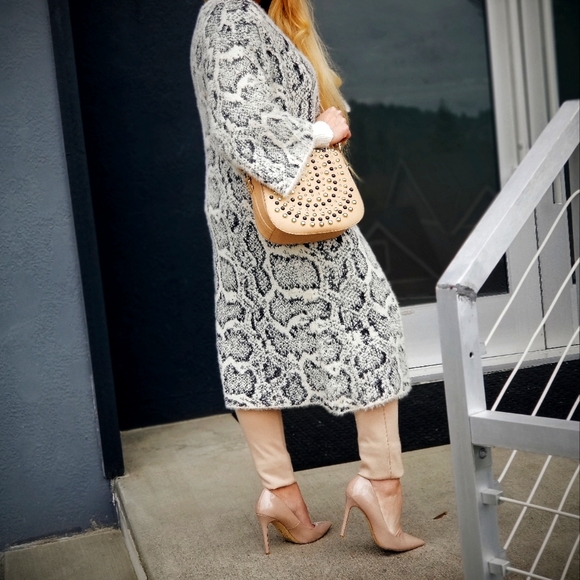 TREND DOLLA So soft Snake Print Super Soft Fuzzy C - Picture 2 of 10